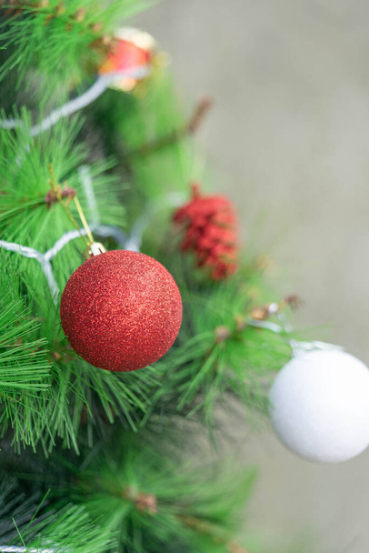 Detail vánoční stromeček dekorace na slavnostním pozadí - Fotografie, Obrázek