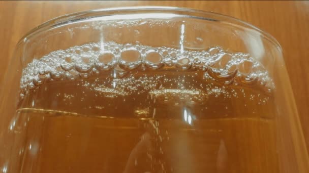 Oberfläche des kohlensäurehaltigen Getränks im Glas. - Filmmaterial, Video
