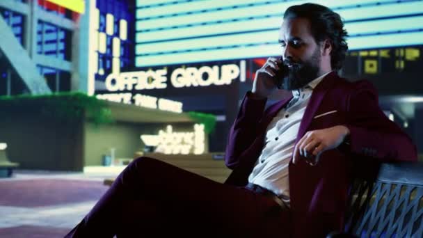 Τραπεζικός σύμβουλος συνομιλεί στο τηλέφωνο με τον Διευθύνοντα Σύμβουλο της εταιρείας, κάθεται σε ένα παγκάκι μπροστά από το κτίριο ουρανοξύστη στο κέντρο. Επιχειρηματίας που προσπαθεί να αποκτήσει νέα επενδυτικά κεφάλαια από μετόχους. - Πλάνα, βίντεο