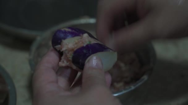 Bir şef doldurulmuş patlıcan yapıyor, içi etle doldurulmuş patlıcan - Video, Çekim