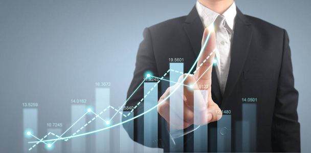 Geschäftsmann plant Graphenwachstum und Zunahme positiver Indikatoren in seinem Geschäft - Foto, Bild
