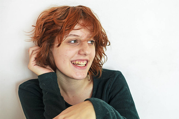 девочка-подросток с короткими кудрявыми волосами улыбается - Фото, изображение
