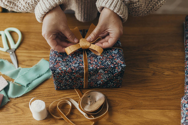 Упаковка рождественских подарков. Руки в уютном свитере обертывания стильный - Фото, изображение
