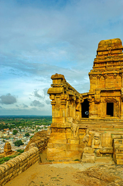06 07 2008 Shivalaya Superiore Vintage sulla cima della collina rocciosa settentrionale di Badami; È Patrimonio Mondiale dell'Umanità Unesco chalukya dinastia sotne art.Karnataka; India.Asia. - Foto, immagini