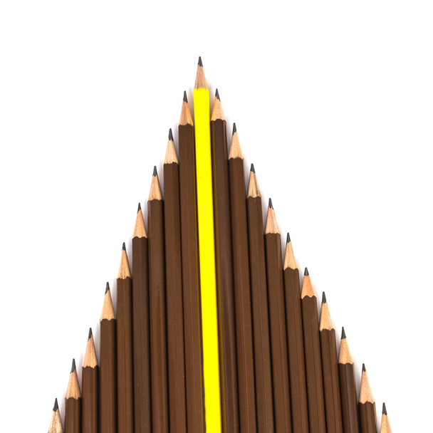 別の 1 つの矢印の頭として木製の鉛筆を手配します。 - 写真・画像