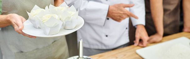обрізаний вид зрілого шеф-кухаря, який навчає готувати своїх різноманітних студентів, кулінарні курси, банер - Фото, зображення