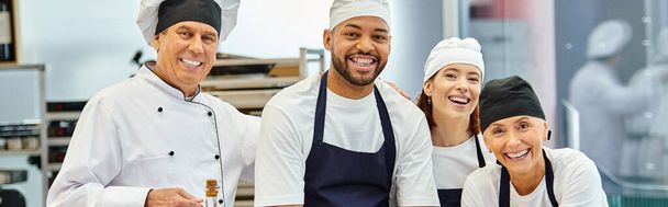 veselá rozmanitost kuchařů a šéfkuchařů usmívající se do kamery při práci s těstem, cukrovinkami, bannerem - Fotografie, Obrázek
