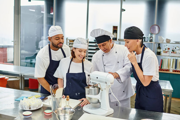 boa aparência alegre diversos chefs trabalhando com seu chefe cozinheiro usando misturador, confeitaria - Foto, Imagem