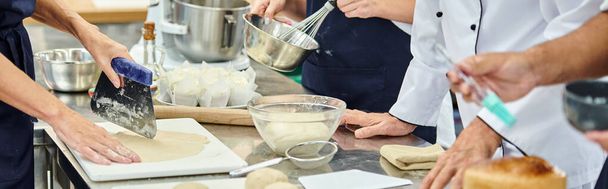 vágott kilátás kemény dolgozó szakácsok kötényben dolgozik tésztával a konyhában, édességek, banner - Fotó, kép