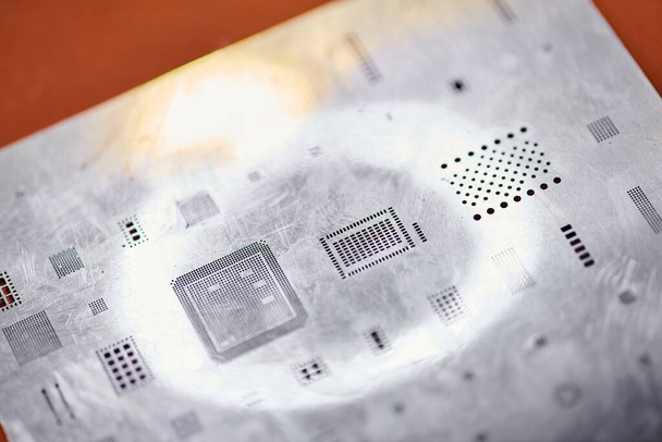κλείσιμο ηλεκτρονικού μικροσυστήματος chipset σε συνεργείο επισκευής, συντήρηση σύγχρονου εξοπλισμού - Φωτογραφία, εικόνα