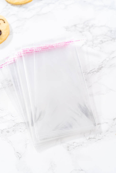 Emballage de biscuits sablés en forme de panda avec glaçage au chocolat dans des sacs transparents individuels. - Photo, image