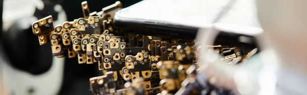 селективное фокусирование электронных чипсетов и запасных частей в профессиональной мастерской, горизонтальном баннере - Фото, изображение