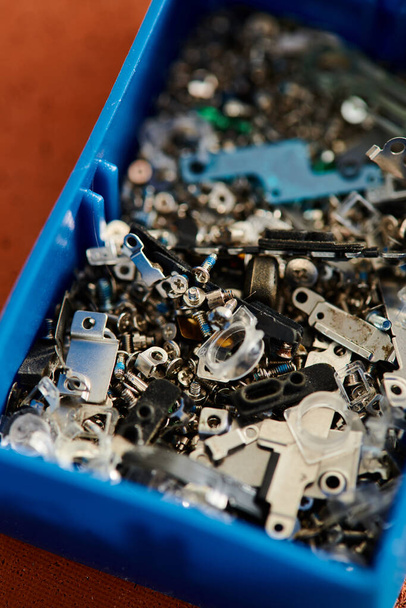 close-up zicht op verschillende onderdelen voor elektronische apparaten in de reparatiewerkplaats, onderhoud - Foto, afbeelding