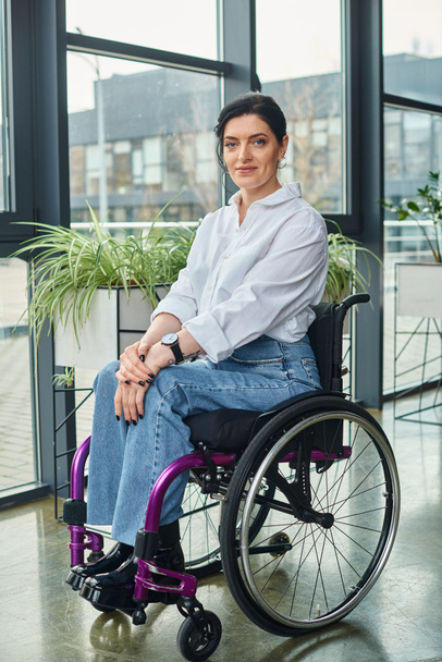 veselý atraktivní zdravotně postižené podnikatelka na invalidním vozíku šťastně se usmívá na kameru, zatímco v kanceláři - Fotografie, Obrázek