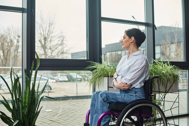 dobře vypadající podnikatelka s pohybovým postižením sedí na invalidním vozíku a dívá se jinam - Fotografie, Obrázek