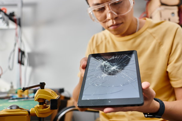 desfocado asiático técnico em óculos fazendo perícia técnica em digital tablet com tela em branco - Foto, Imagem