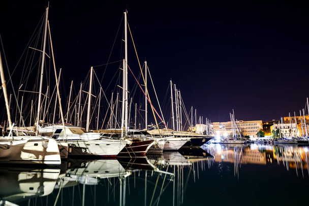 Bateaux amarrés et yachts la nuit dans un port de Palerme, Sicile - Photo, image