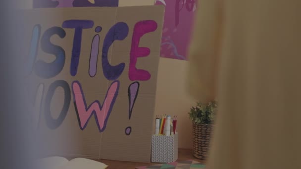Никто не стрелял из ручной работы Правосудия Теперь надпись феминистский баннер на картонной бумаге в помещении - Кадры, видео