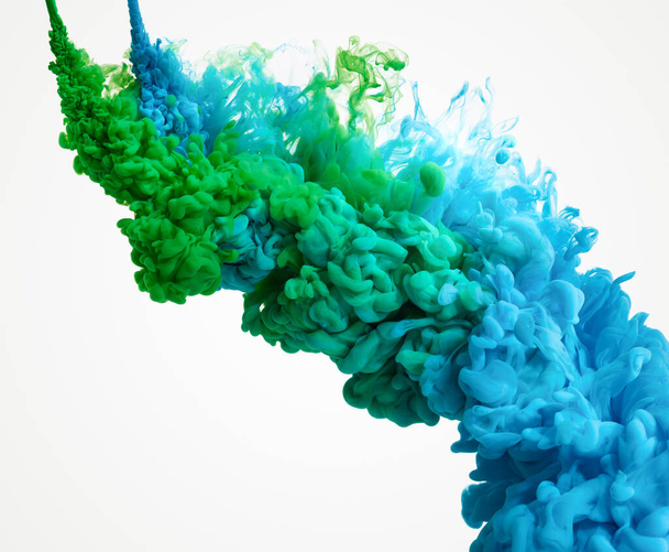 Fondo abstracto de pintura verde y azul en agua aislada - Foto, imagen