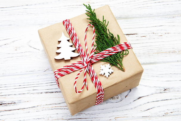リサイクル紙の上面をコピー スペースを持つ素朴な背景にリボンと包まれたクリスマスのギフト ボックス。ホリデイ ・ コンセプト. - 写真・画像