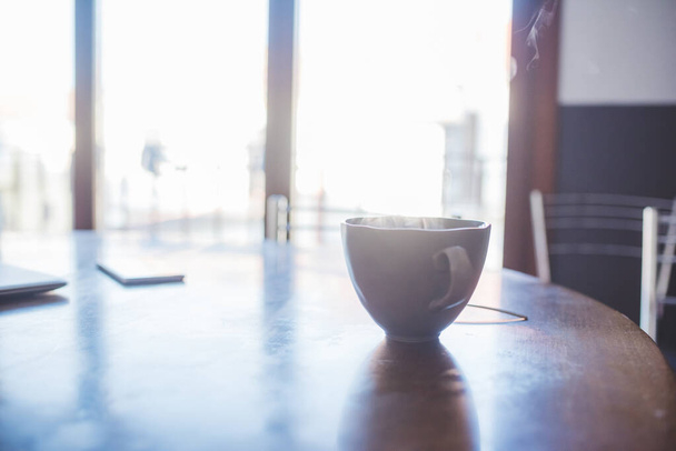 Tazza di caffè fumante sul tavolo di casa in legno - Foto, immagini
