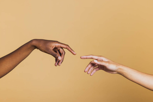 茶色の背景に2人の女性の手を一緒に閉じます. 2人のアフリカ系アメリカ人女性の手. - 写真・画像