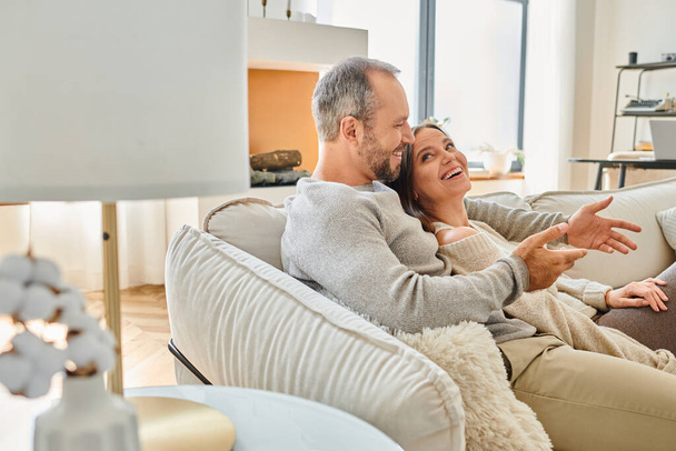 casal feliz falando no sofá confortável na sala de estar moderna em casa, estilo de vida livre de crianças - Foto, Imagem
