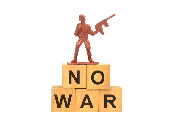 Une image de l'armée de jouets avec No War bloc de bois. - Photo, image