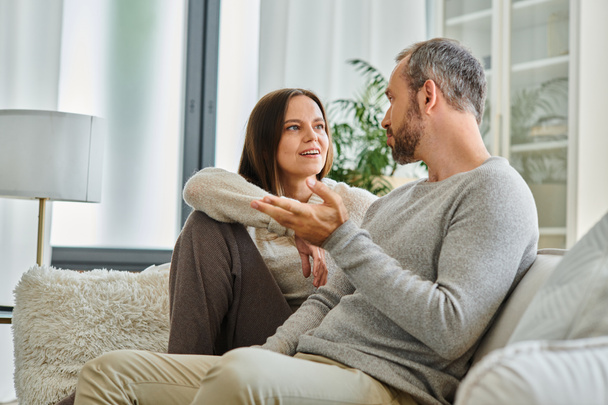 pozitív gyermek-mentes pár beszélget a kényelmes kanapén a modern nappaliban, minőségi időt otthon, banner - Fotó, kép