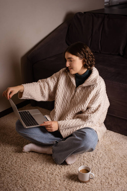 Mode de vie numérique Nomad, espace de travail confortable à domicile avec ordinateur portable et femme souriante - Photo, image