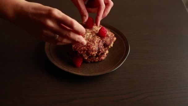  Κοντινό πλάνο του μήλου Τηγανίτες κανέλας με σμέουρα και μέλι στο τραπέζι" - Πλάνα, βίντεο