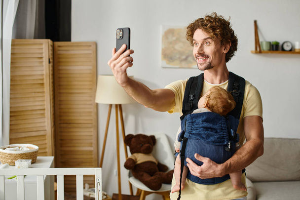 pai feliz tomando selfie com bebê adormecido em portador, paternidade e conceito de paternidade moderna - Foto, Imagem