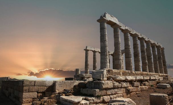 CAPE SOUNION, GRECIA, 19 DE SEPTIEMBRE DE 2017: Templo de Poseidón en cabo Sounion, 19 de septiembre de 2017, en Cabo Sounion, Ática, Grecia
 - Foto, imagen