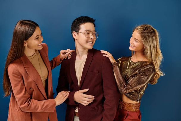 stylische multirassische Teenager in trendigen Outfits posieren und einander anlächeln, Freundschaftstag - Foto, Bild
