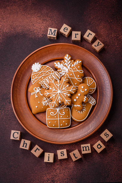 Beaux délicieux biscuits de pain d'épice doux d'hiver de Noël sur un fond texturé en bronze. Se préparer pour des vacances en famille - Photo, image