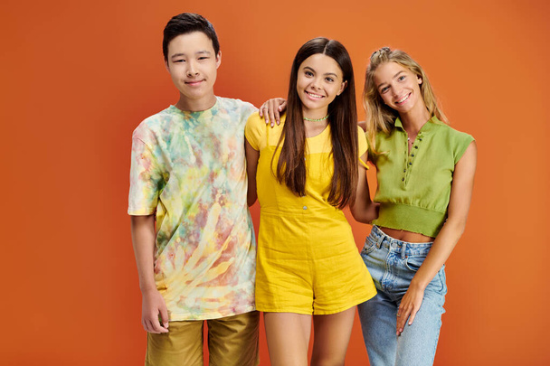 fröhliche multikulturelle Teenager in lebendiger Kleidung posieren und lächeln in die Kamera, Freundschaftstag - Foto, Bild
