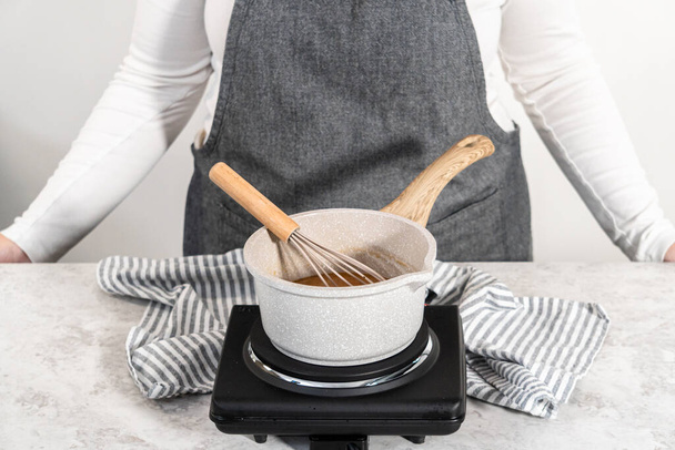 Svéd húsgombóc szósz főzés egy tapadásmentes főzőedényben. - Fotó, kép