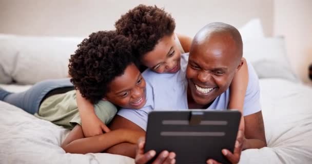 Батько, посмішка і чорні діти на планшеті в спальні, навчаються або дивляться мультфільм в інтернеті. Африканські діти, технології та тато на ліжку, веб-додаток та сім'я разом, розслабляються або розмовляють у соціальних мережах вдома. - Кадри, відео