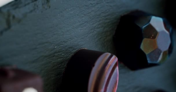Diese gesunde hausgemachte Schokolade. Close-up Hausgemachte Schokoladenstücke rotieren auf schwarzem Steinteller. Sweet Dark Chocolate Turning, Gourmet Dessert Zutat. Süßwaren. Vertikales Video. - Filmmaterial, Video
