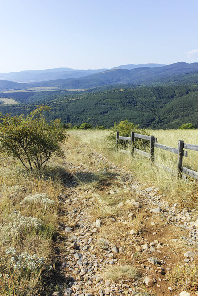 Удивительный летний пейзаж горы Рудина, регион Перник, Болгария - Фото, изображение