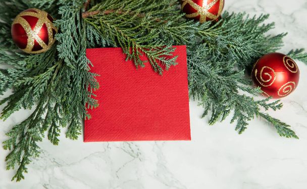 rote Weihnachtskarte auf grünen Tannenzweigen - Foto, Bild