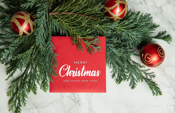 tarjeta roja de Navidad en ramas de abeto verde - Foto, Imagen