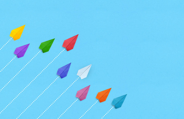 Kolorowe papierowe samoloty na niebieskim tle, Koncepcja konkursu biznesowego z miejsca do kopiowania - Zdjęcie, obraz