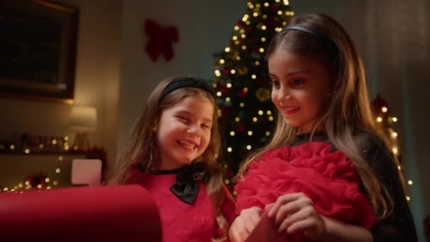 Šťastné mladé dívky dávat své přání Santa .  - Záběry, video
