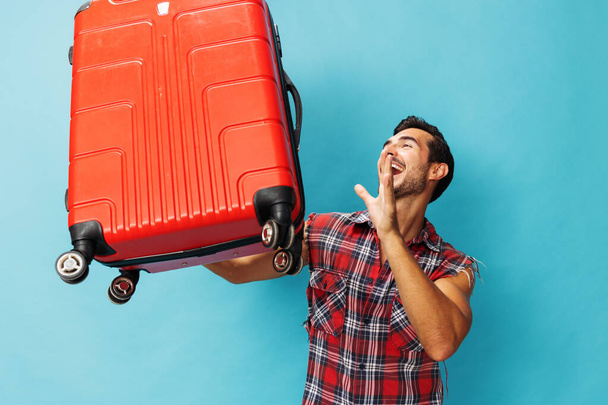 Tour man utazás srác bőrönd hétvége hipster háttér tér repülés nyaralás poggyász másolás stílus boldog nyaralás utazás piros életmód jegy utazó poggyász utazás kék utazás stúdió - Fotó, kép