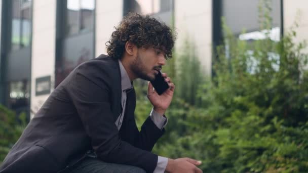Niepokój Indyjski biznesmen arabski biznesmen lider pracodawca przedsiębiorca manager rozmowy telefon komórkowy słuchanie złych wiadomości awaria problem korporacyjny smartfon rozmowy w mieście kłopoty - Materiał filmowy, wideo