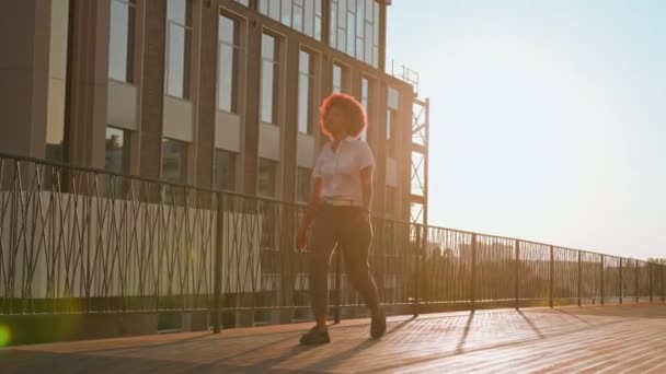 Női sziluett napsütésben város szabadban város boldog gondtalan győztes afro-amerikai üzleti nő séta ugrás ünnepelni győzelem győzelem győzelem diadal ugrás siker örömteli lány üzletasszony - Felvétel, videó