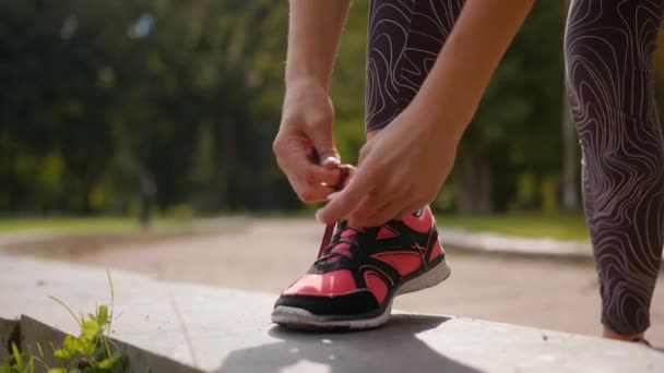 Nerozpoznatelná sportovní žena vázání tkaničky a běh připravit boty tenisky ženské sportovní trénink cvičení běh ráno jogging běžec běžec zdravý aktivní životní styl fitness ve městě venku v parku - Záběry, video