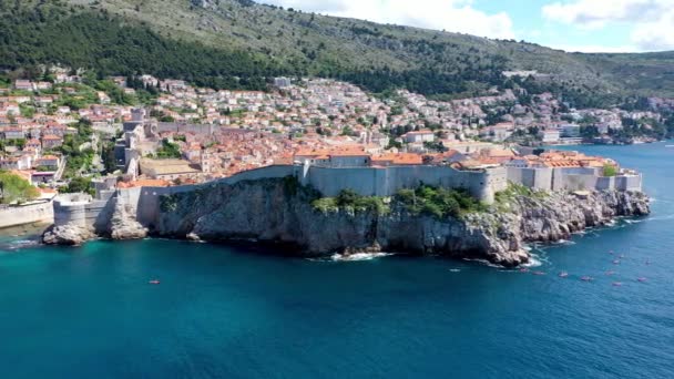 La vista aerea di Dubrovnik, una città nel sud della Croazia di fronte al mare Adriatico, Europa. Centro storico della città famosa Dubrovnik, Croazia. Dubrovnik città storica della Croazia in Dalmazia.  - Filmati, video