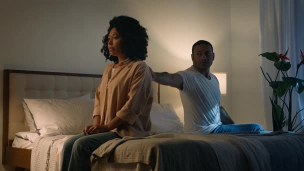 para rodzina związek problem konflikt nieporozumienie kłótnia uniknąć rozdzielone Afroamerykanka żona smutny mąż chłopak przeprosić uspokajający siedzi na łóżku noc dziewczyna odejść - Materiał filmowy, wideo